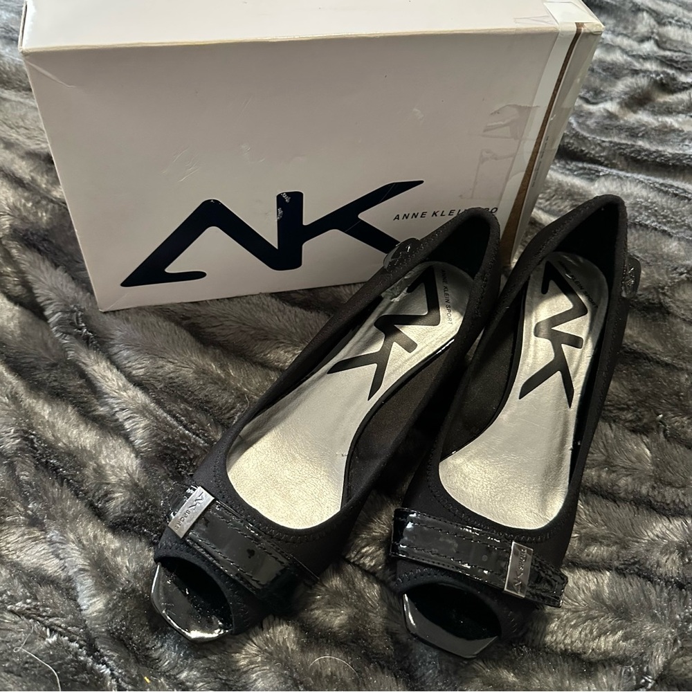 Anne Klein Black Open Toe 9.5M Classic Buckle Wedding Elegant Timeless Prom